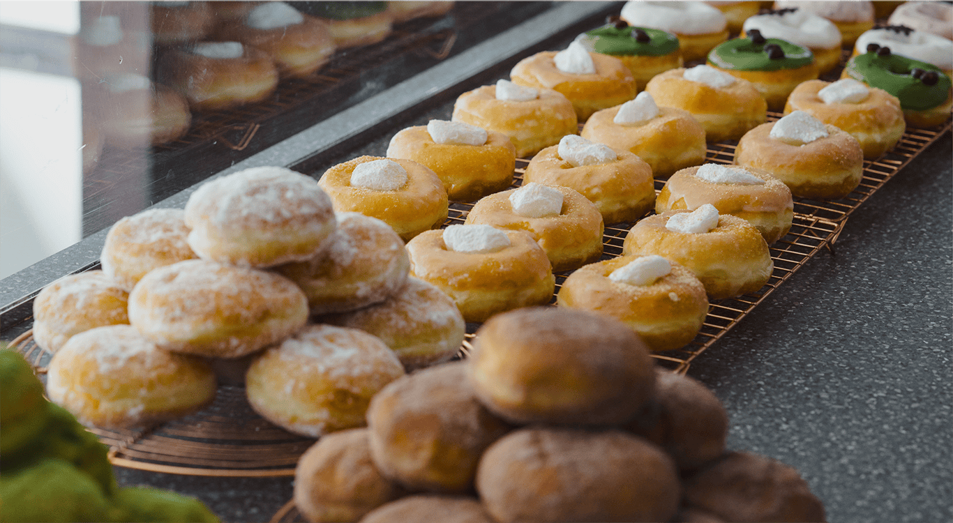 ショーケースに並んでいるドーナツ